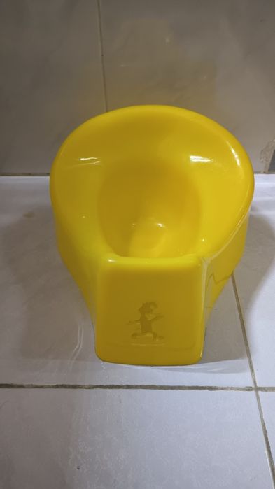 Pote amarelo de criança