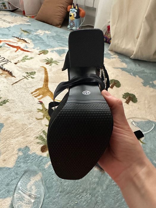 Туфлі на високому каблуку дуже жіночні та елегантні