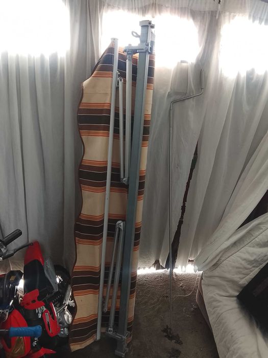 Toldo retrátil em muito bom estado tenho todas as peças