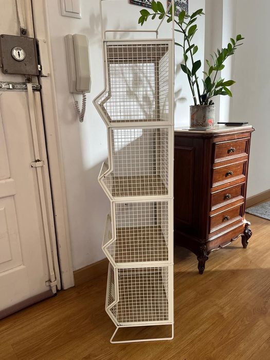 Móvel de arrumação com prateleiras