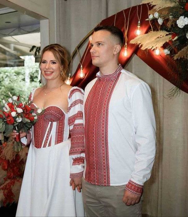 Сукня корсетна на білій основі. Червоний, синій та чорний на білому.