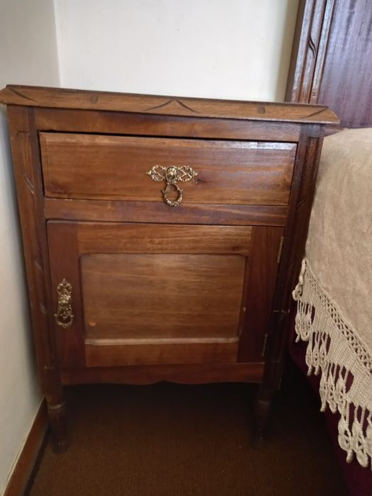 Cama e mesa de cabeceira