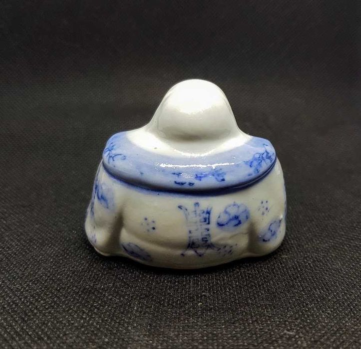 Pequeno buda em porcelana chinesa