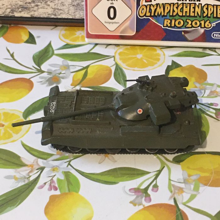 zabytkowy model czołgu Corgi Toys Chieftain.