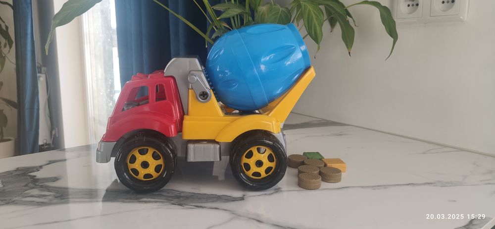 Duży samochód betoniarka jak nowa maluch budowlaniec