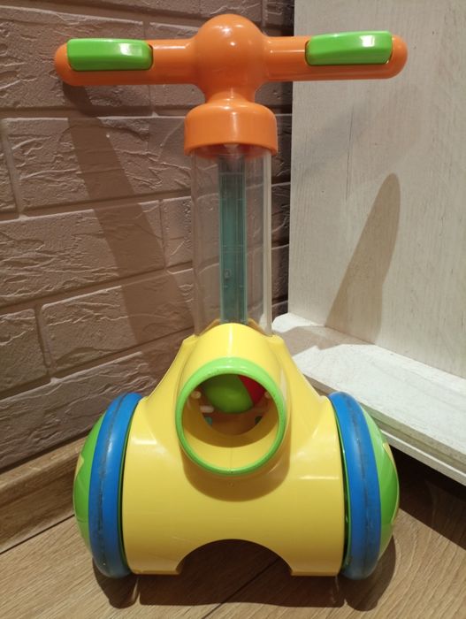 Pchacz ze strzelającymi piłkami