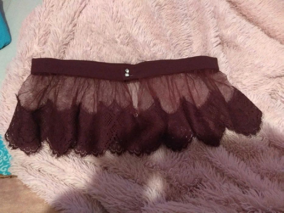 Красивое платье цвета марсала