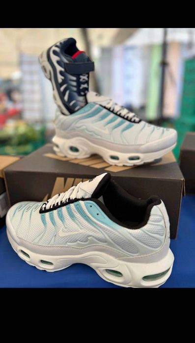 Various models, from size 39 to 45.64553059480066121