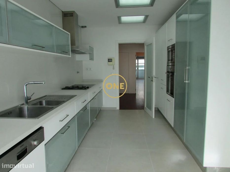 T3 Luxo, junto ao D. Diogo, condomínio privado com piscina e ginásio