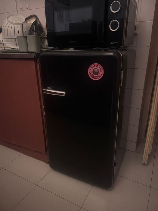 Small Refrigerator508994766672373760