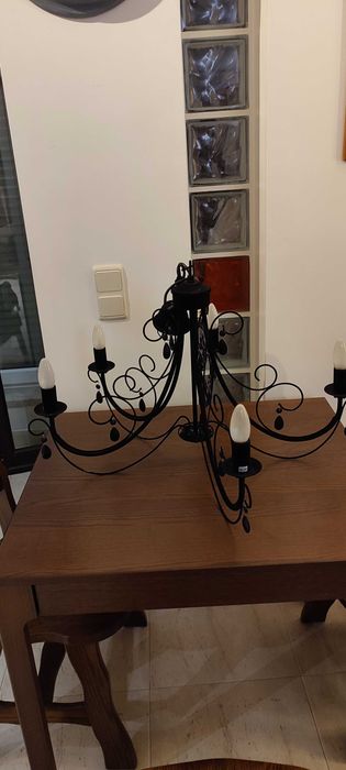 Candeeiro de metal, forrado a veludo preto, com pendentes de vidro negro e 5 lâmpadas. Medidas : Diâmetro 75cm x 50cm altura