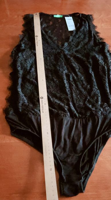 Body em renda preta da Benetton