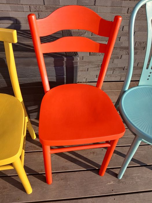 Stare odnowione krzesła, czerwone i niebieskie