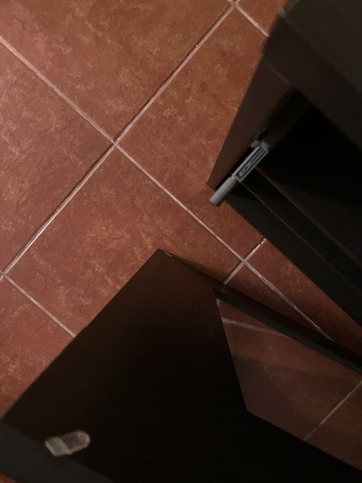 Móvel de TV em madeira com porta de vidro – 3 prateleiras