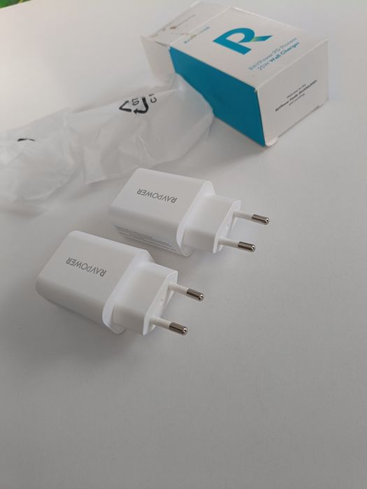 ładowarka ścienna RAVPower PD Pioneer o mocy 25W (model RP-PC156). Jes
