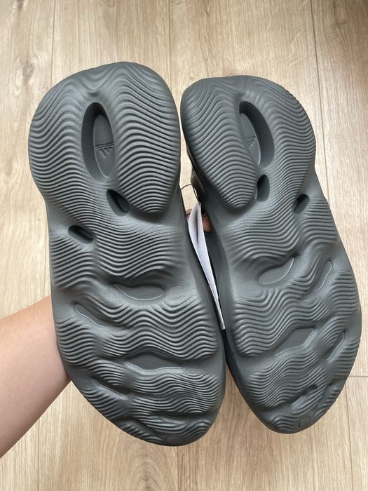 靴 adidas YEEZY Foam Runner Carbon 27cm Yeezy Foam Runner Carbon » SneakersJoint