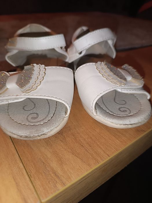 Białe sandałki rozm. 23