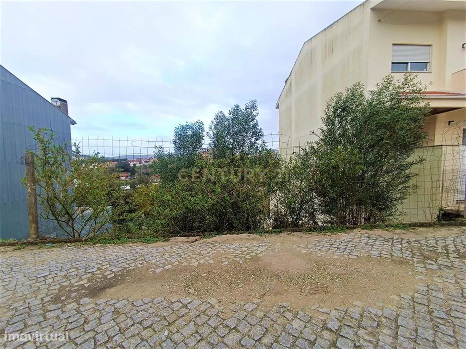 Lote para construção de moradia com 3 frentes perto do Freixo em Valbo