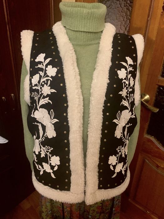 Жилетка з вишивкою