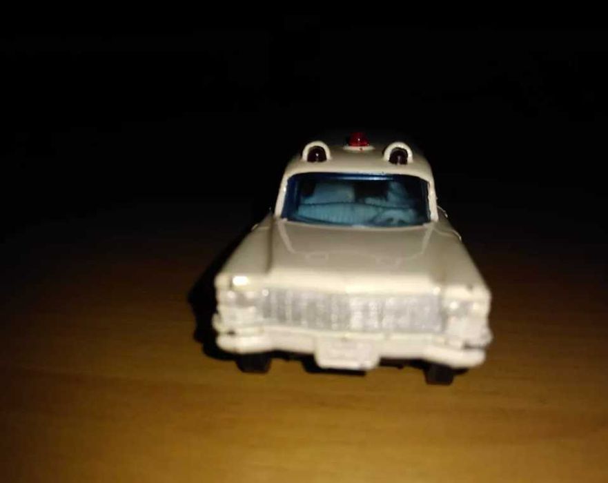 Miniatura Matchbox Cadillac Ambulance escala 1/64 nº 54