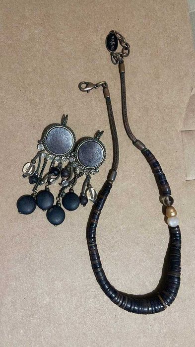 Це комплект етнічних прикрас Nature Bijoux з дерева і шкіри