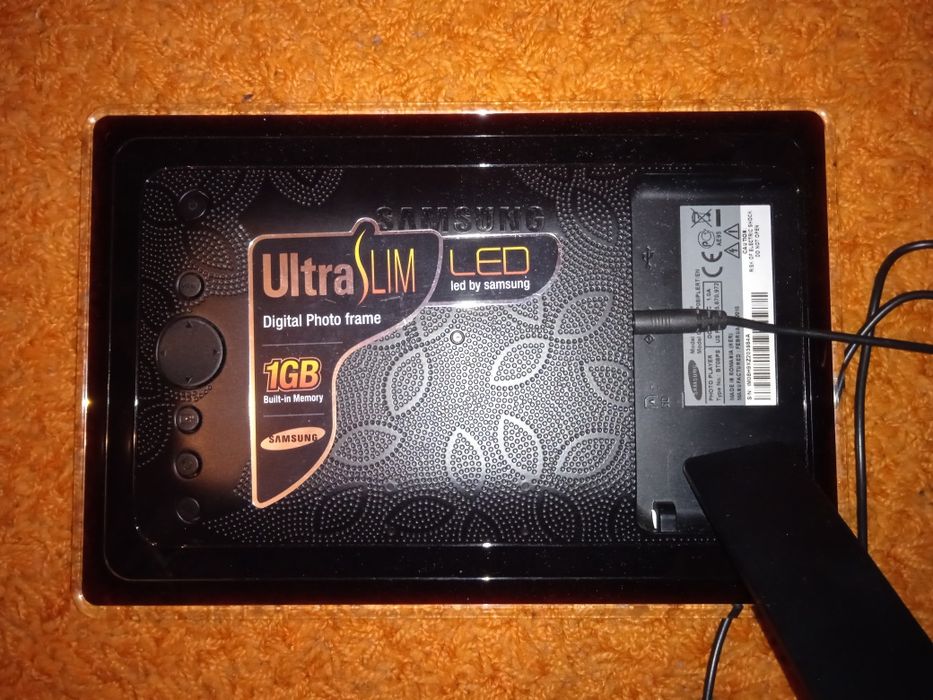 Samsung цифрова фото рамка SPF-87 H