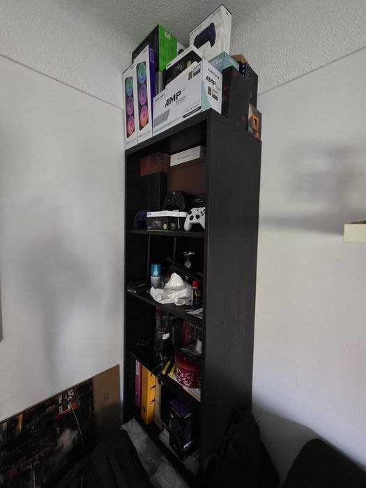 Conjunto de sofá, cadeirões e prateleiras