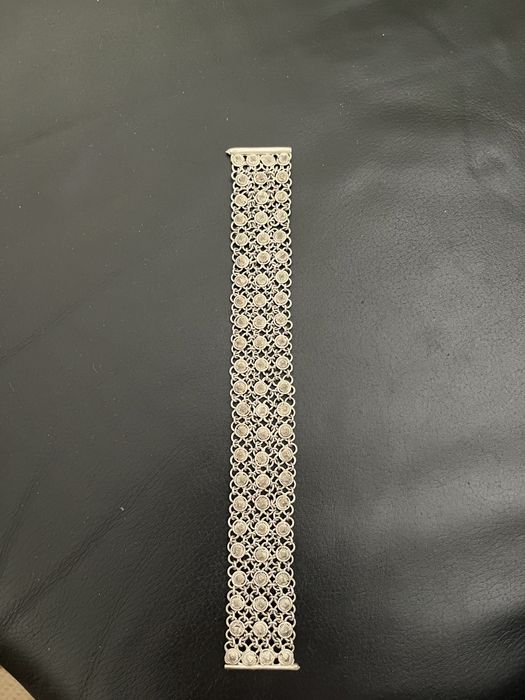 Prata maciça, bolsa e pulseira.