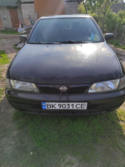 Автомобіль Ніссан альмера хетчбек