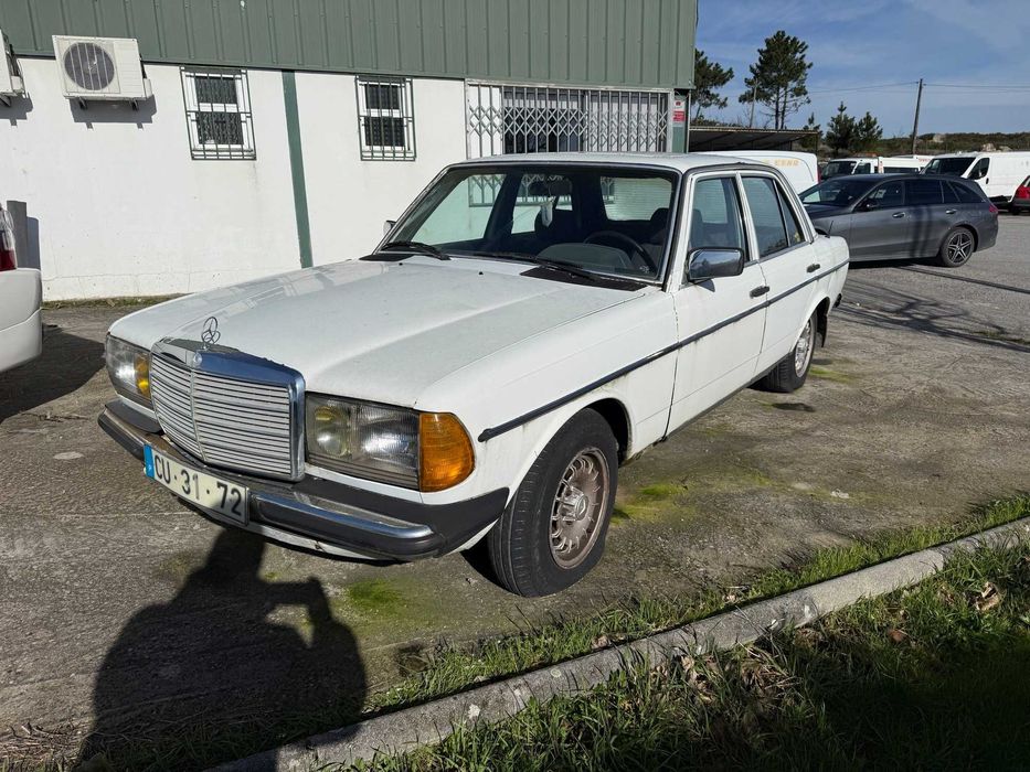 Vende-se Viatura Mercedes 240D