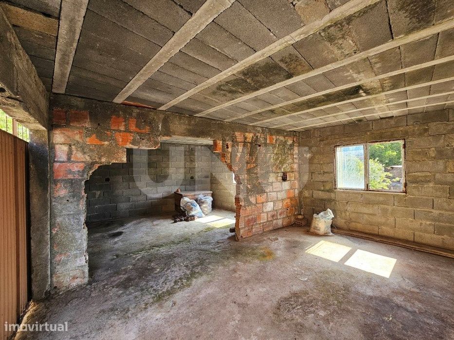 Moradia T3 Térrea com Garagem, Terraço e Logradouro