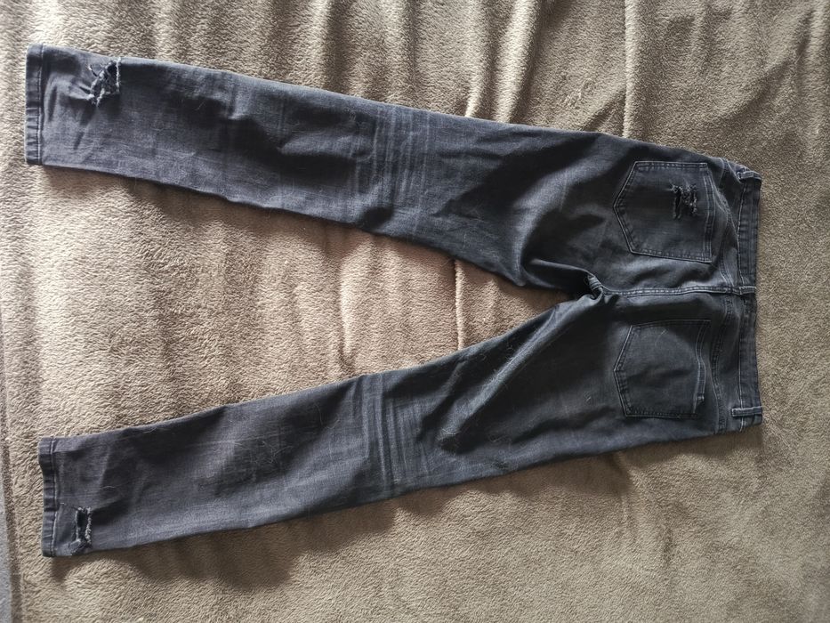 Jeansy damskie czarne z przetarciami podarte cropp emo goth alternative