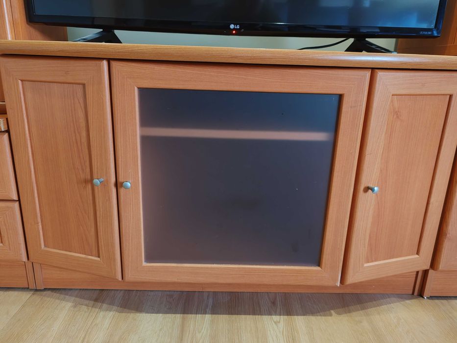 Mobília de sala cor de cerejeira com cristaleira (c/ iluminação)