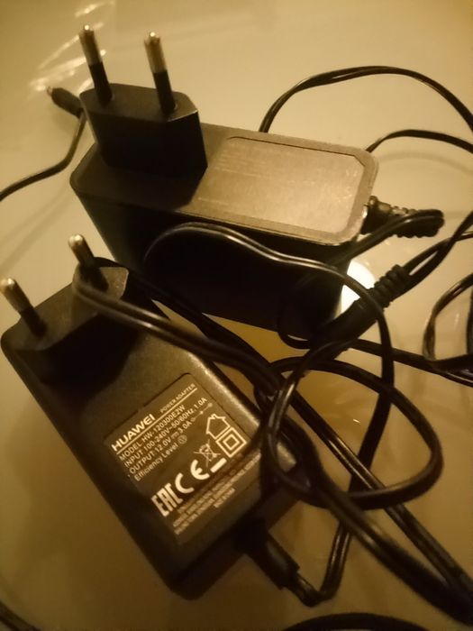 2 transformadores / adptador de corrente AC / DC - Fonte de alimentação: Modelo WA-42D12FG;  Huawei	Modelo HW-120300E2W