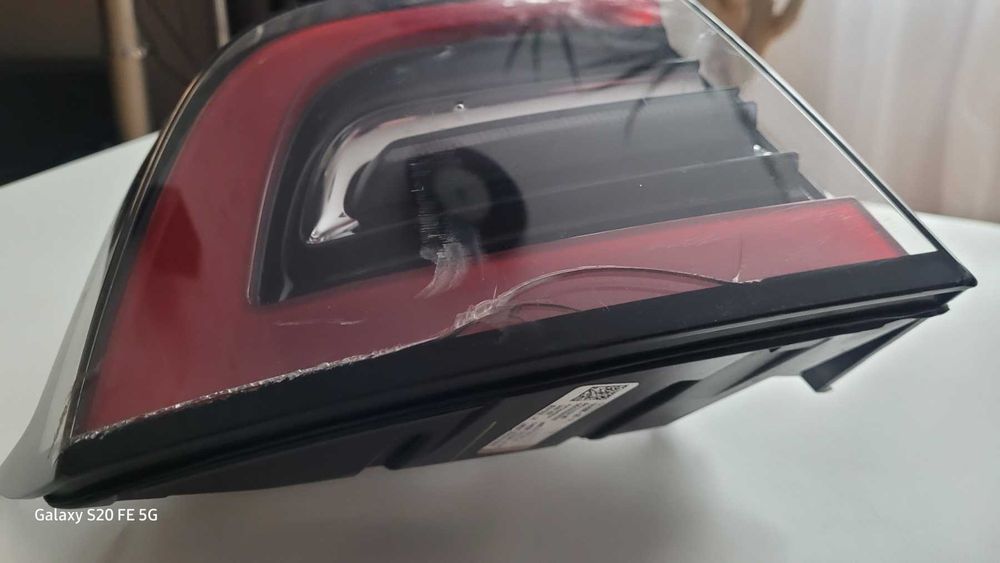 задние фонари в крыло и ляду на Tesla model Y 2024г