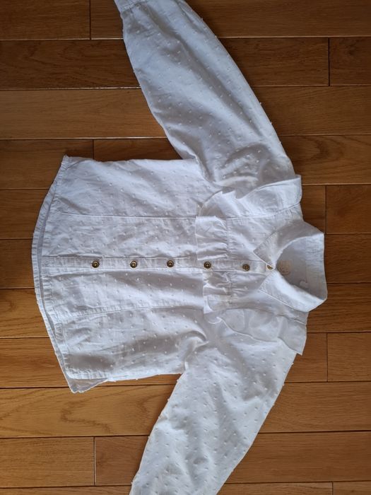 Biała koszula na długi rękaw