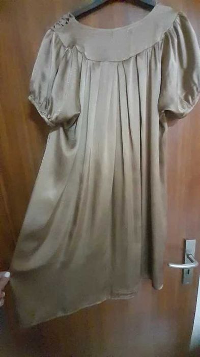 Vestido acetinado, em camel dourado - Lanidor (tam. 38)