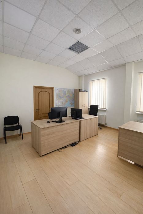 Оренда 4-поверхової офісної будівлі з закритою територією