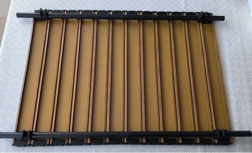 Mesa dobrável ideal para carrinho de jardim.