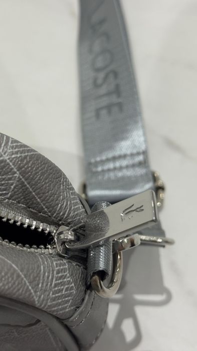 Bolsa lacoste cinza