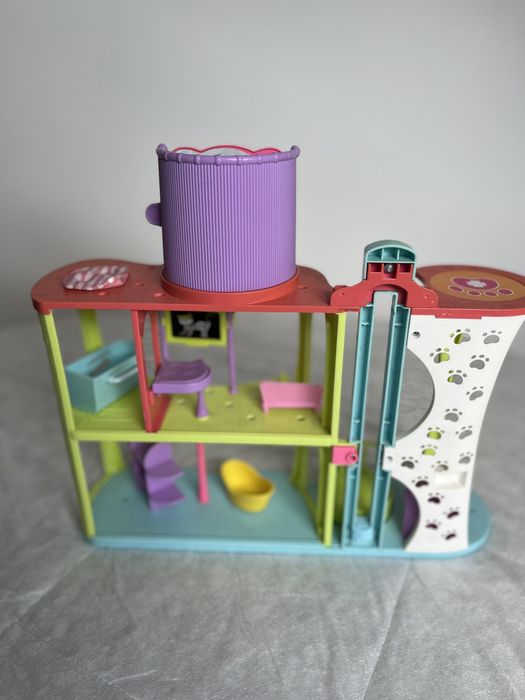 Casa de Brincar com mobília excelente estado