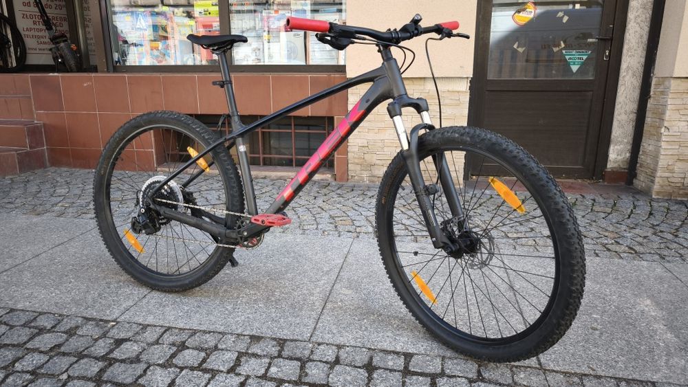 NA LEWARA Rower TREK Marlin 5 czarno czerwony, aluminiowy, amortyzator