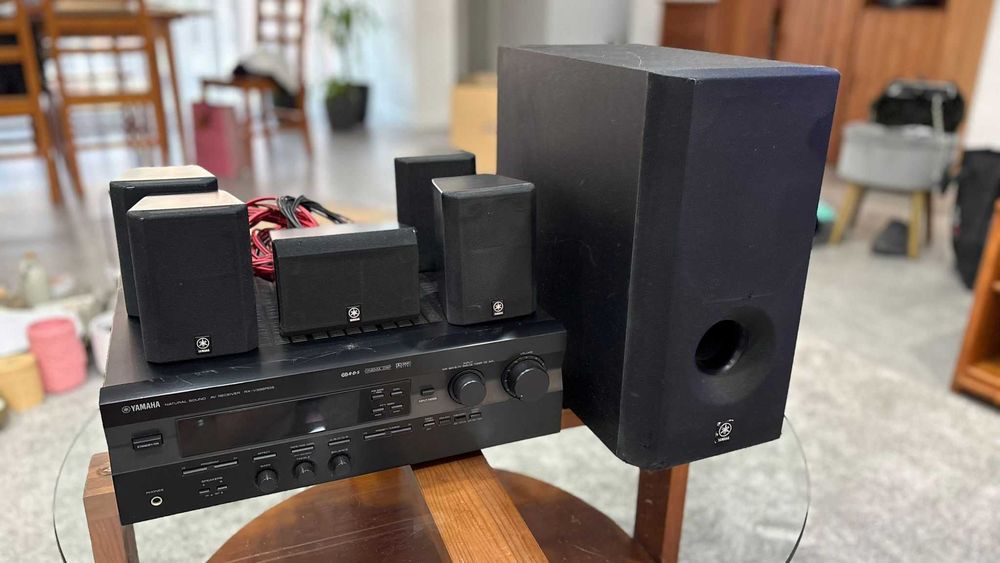 Sistema Home Cinema Yamaha 5.1 Completo (Recetor + 5 Colunas + Subwoofer)