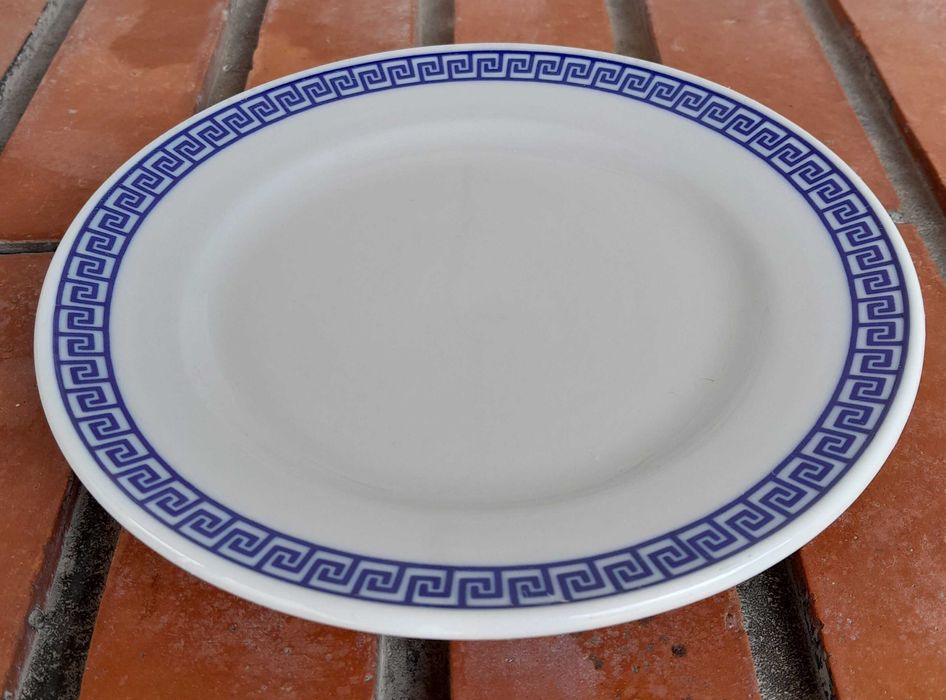 Pratos pequenos em porcelana e pires em vidro