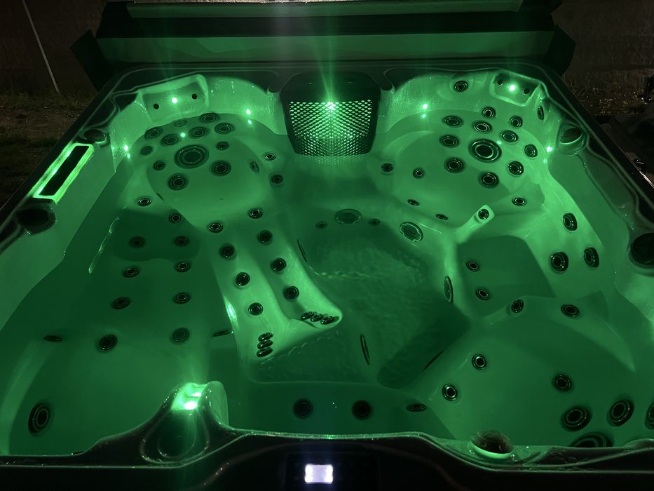 Jacuzzi ogrodowe CARMAQUE 225x225 – BALBOA – 4 pompy– 2 leżanki – nowe przykrycie