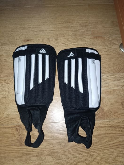 Футбольні щиткі Adidas