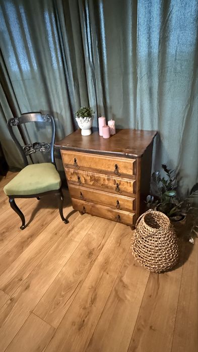 Odnowione krzesła z oliwkową tapicerką