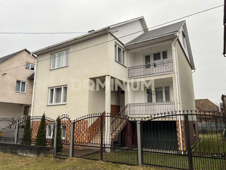 Готовий до життя великий будинок у престижній локації Хуста