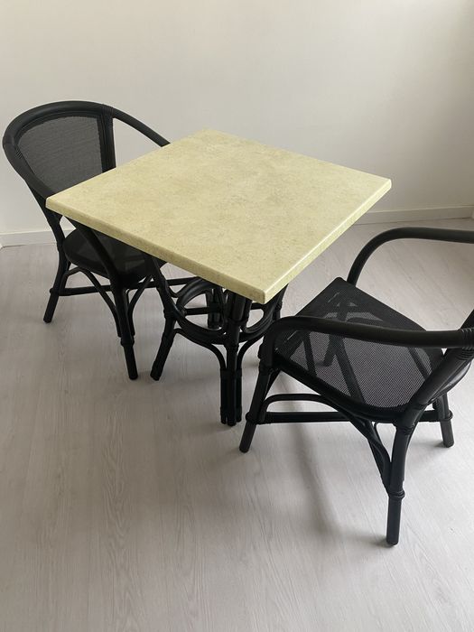 Conjunto de mesa com duas cadeiras