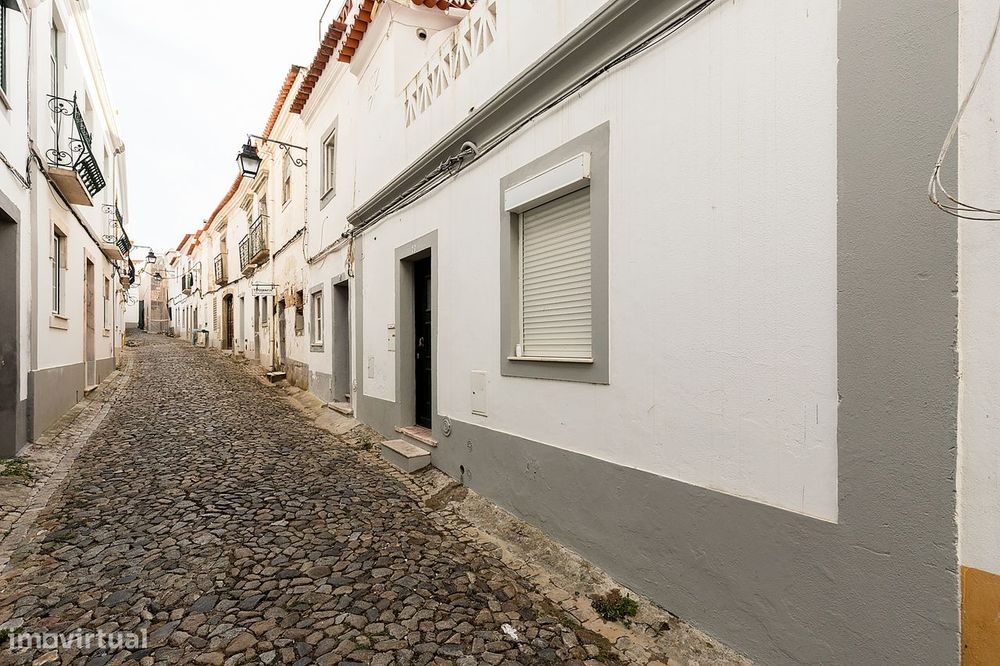 Moradia T3 de Rés do Chão e 1º Andar c/ Terraço no Centro Histórico de